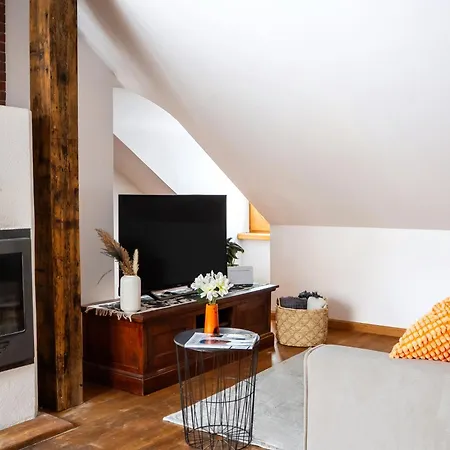Old Town Loft With Fireplace - Sleeps 4 アパート
