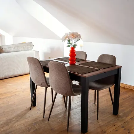 Old Town Loft With Fireplace - Sleeps 4 *